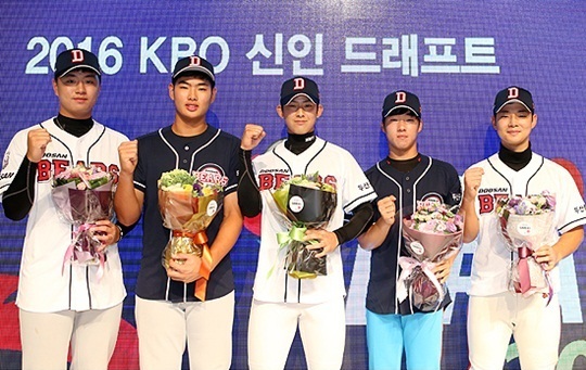 2016 신인 드래프트 당시 이영하(가장 왼쪽). 그다음 오른쪽으로 순서대로 홍성호·황경태·조수행·서예일(사진=두산)