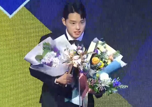 한화 문동주가 신인상을 수상했다.