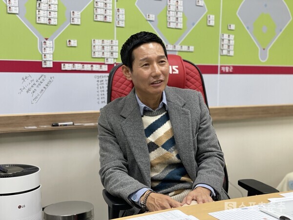 자신의 리더십을 열정적으로 설명하는 염경엽 감독(사진=스포츠춘추 배지헌 기자)