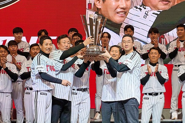 우승 트로피를 들어올리는 염경엽 감독과 차명석 단장, 주장 오지환과 구본준 구단주(사진=LG)