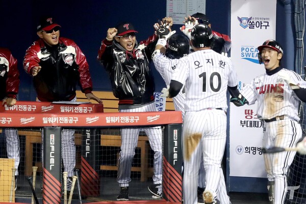 선수들과 기쁨을 나누는 염경엽 감독(사진=LG)