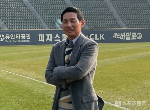 잠실구장을 배경으로 포즈를 취한 염경엽 감독(사진=스포츠춘추 배지헌 기자)