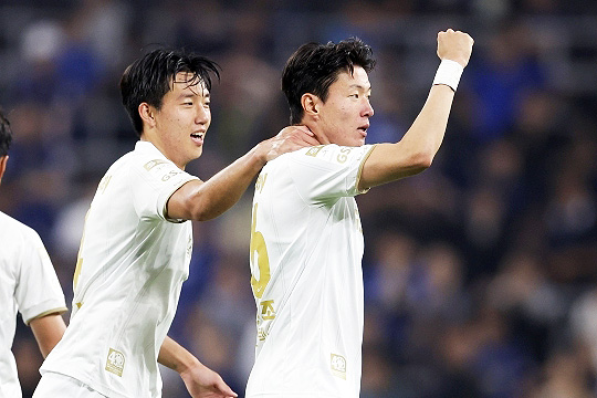 FC 서울 시절의 황의조(사진 오른쪽)(사진=한국프로축구연맹)