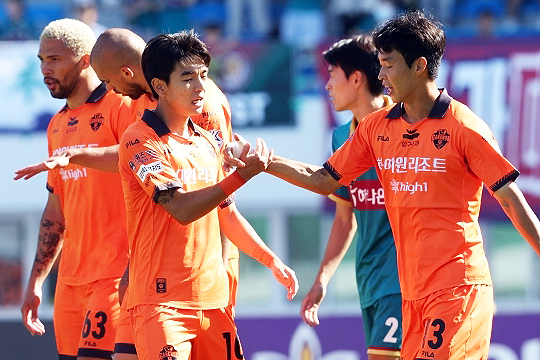 강원 FC 선수들(사진=한국프로축구연맹)