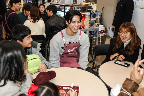 키움 선수단이 일일자선카페를 열었다(사진=키움)