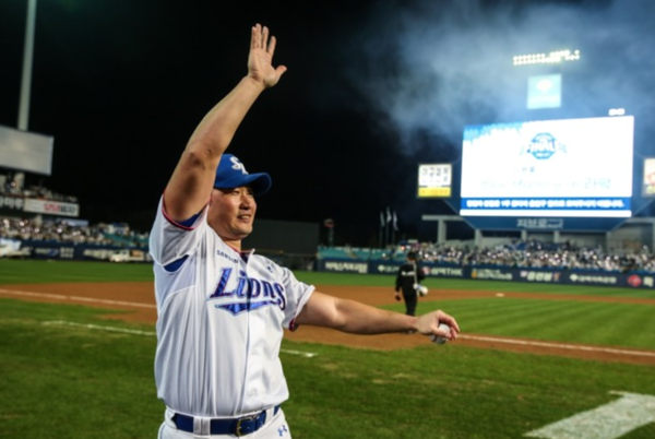 팬들의 환호에 답하는 오승환(사진=삼성)