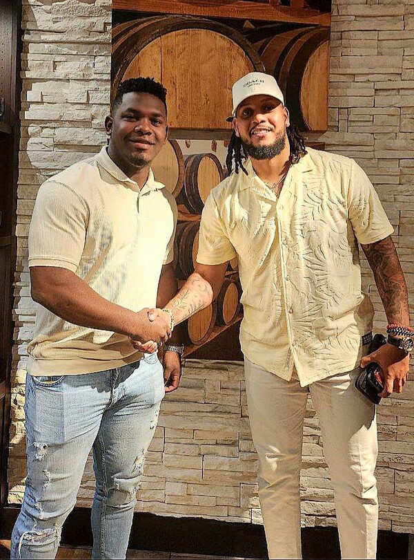 한화 페라자와 페냐가 함께 사진을 촬영했다(사진=한화)