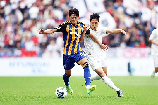 설영우(사진 오른쪽)(사진=한국프로축구연맹)