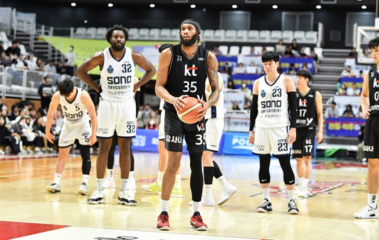 자유투를 준비 중인 KT 패리스 배스(사진=KBL)