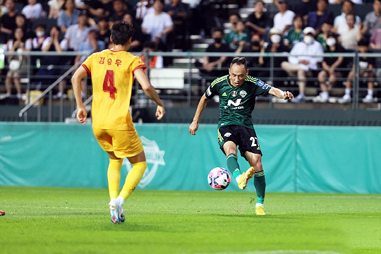 문선민(사진 오른쪽)(사진=대한축구협회)