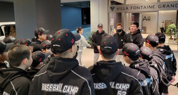 김태균, 나지완, 김진영 코치와 선수단(사진=김태균 야구캠프)