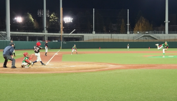 김태균 팀의 친선 경기 장면(사진=김태균 야구캠프)