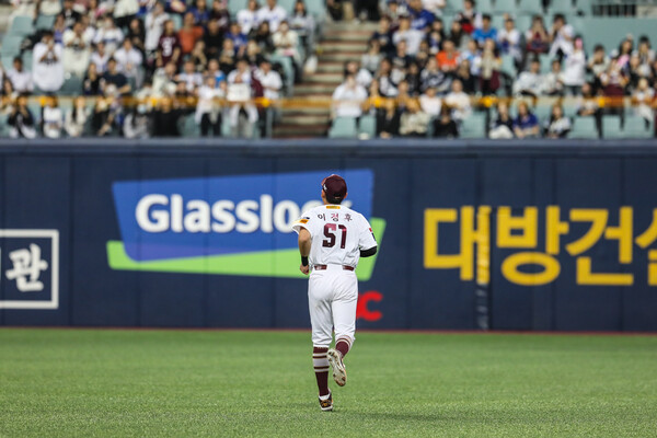 그라운드로 향하는 이정후(사진=키움)