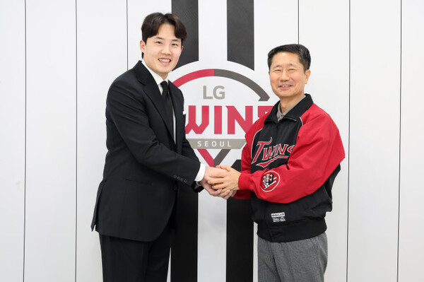 임찬규와 김인석 LG 대표(사진=LG)