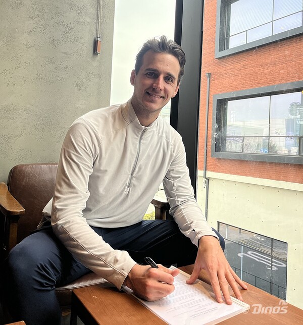 카일 하트의 계약서 사인 순간(사진=NC)