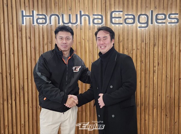 손혁 단장과 장민재(사진=한화)