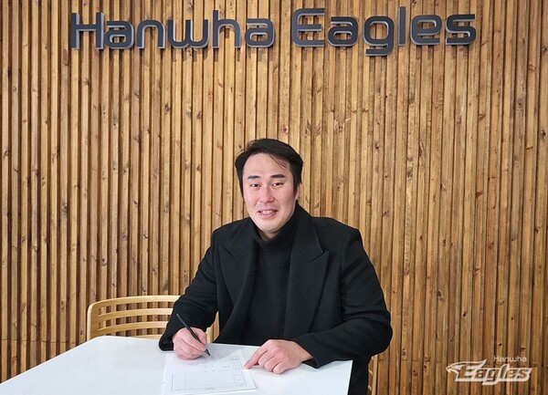 계약서에 사인하는 장민재(사진=한화)