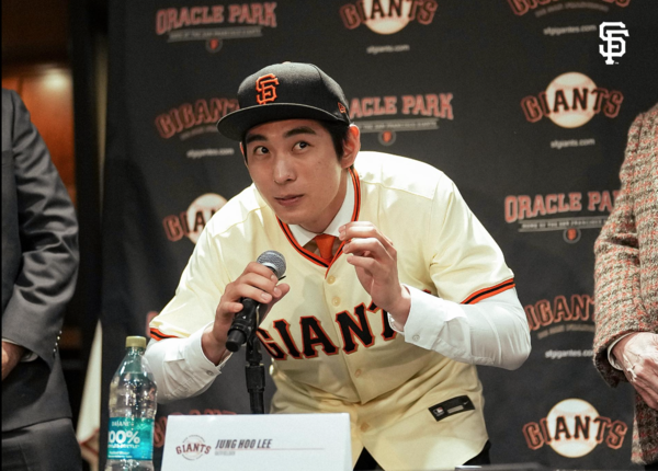 핸섬? 하고 묻는 이정후(사진=샌프란시스코 자이언츠)
