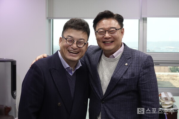 차명주 대한야구소프트볼협회 이사(사진 좌로부터)와 김성원 국회의원(사진=스포츠춘추 이근승 기자)