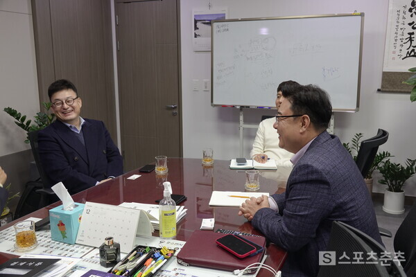 차명주 이사가 김성원 의원의 말을 경청하고 있다(사진=스포츠춘추 이근승 기자)출처 : 스포츠춘추(http://www.spochoo.com)