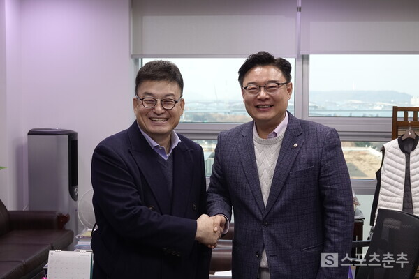 차명주 이사와 김성원 의원의 환한 미소(사진=스포츠춘추 이근승 기자)