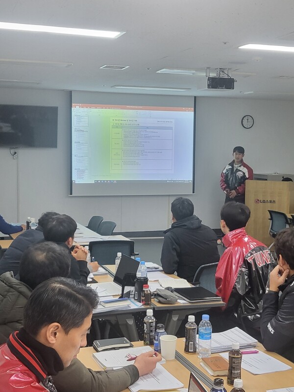 LG 코치진 워크숍 장면(사진=LG)