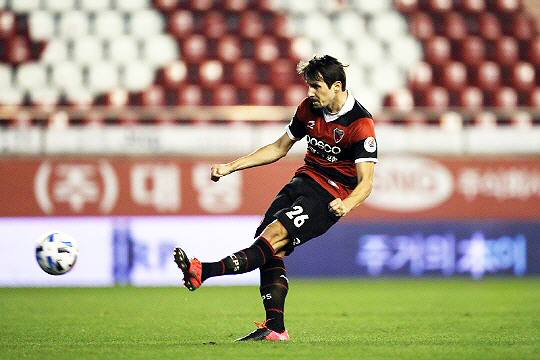 포항 스틸러스 유니폼을 입고 K리그1에 데뷔한 팔로세비치(사진=포항 스틸러스)