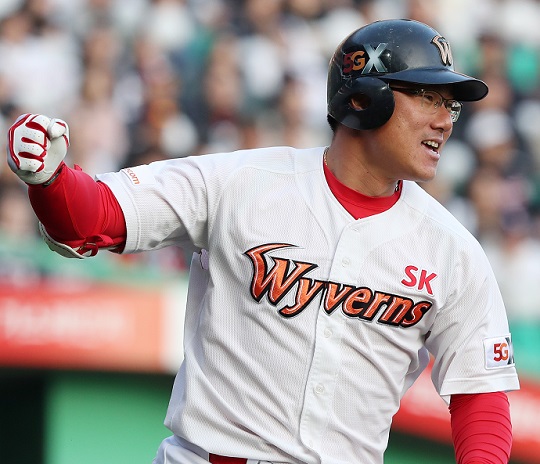 현역 시절 SK 와이번스를 상징한 선수였던 박정권 해설위원(사진=SSG)