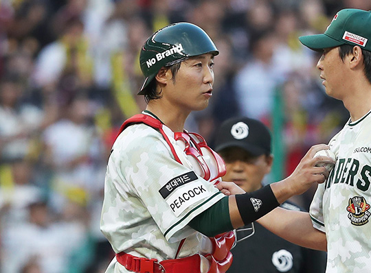 SSG 포수 이흥련(사진 왼쪽부터), 우완 문승원(사진=SSG)