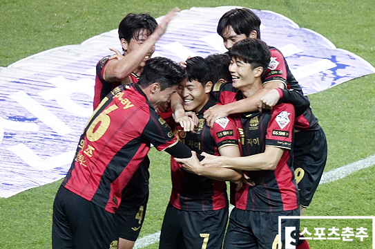 나상호(사진 가운데)(사진=스포츠춘추 이근승 기자)