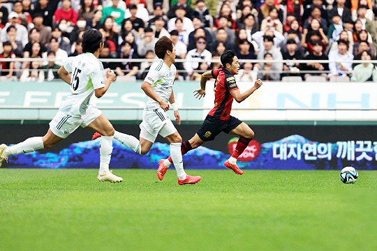 공격 모든 포지션을 소화할 수 있는 나상호(사진 맨 오른쪽)(사진=한국프로축구연맹)