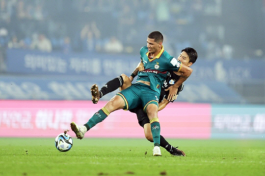 티아고(사진 왼쪽)(사진=한국프로축구연맹)