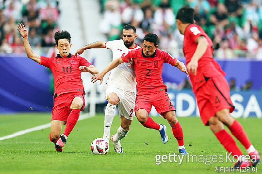 한국 축구 대표팀 왼쪽 풀백 이기제(사진 맨 왼쪽에서 세 번째)(사진=게티이미지코리아)