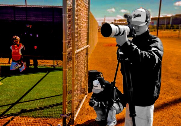 스프링캠프에서 선수들을 촬영하는 이글스 TV 제작진(사진=한화)