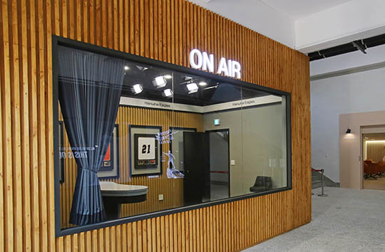 대전 한화생명 이글스파크 내에 자리한 이글스 TV 스튜디오(사진=한화)