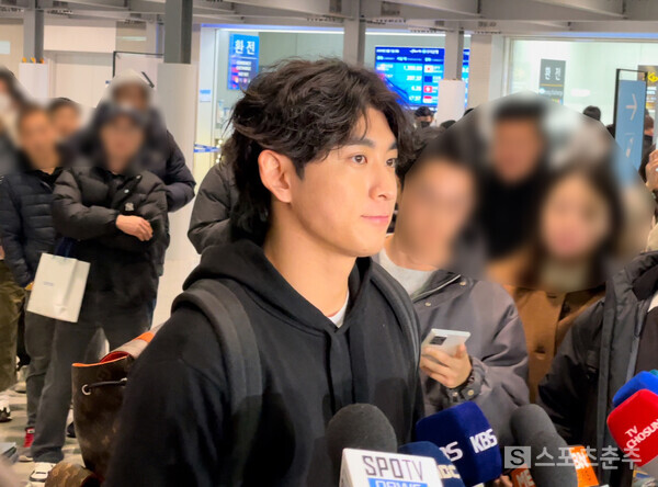 취재진과 인터뷰하는 이정후(사진=스포츠춘추 배지헌 기자)