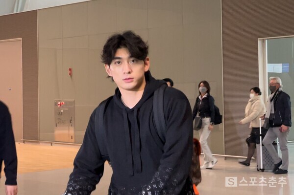 인천공항을 통해 출국한 이정후(사진=스포츠춘추 배지헌 기자)