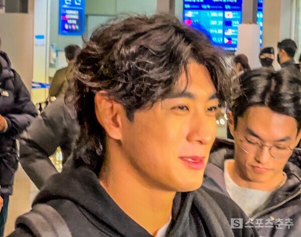 취재진과 만나 미소짓는 이정후(사진=스포츠춘추 배지헌 기자)