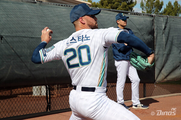 카스타노의 불펜 투구(사진=NC)