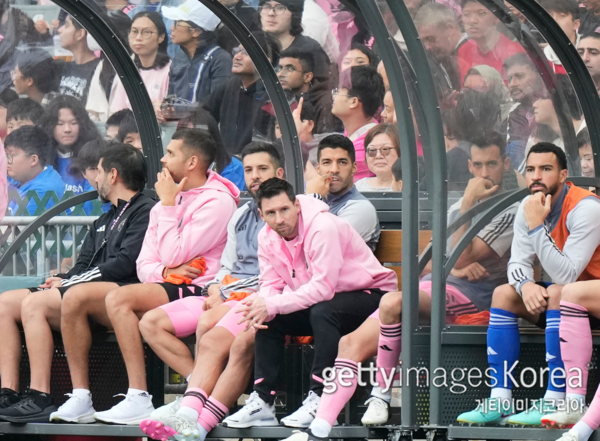 경기장을 바라보는 메시(사진=게티이미지코리아)