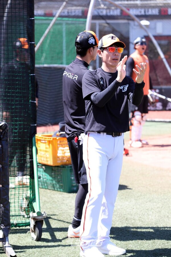 한화 유니폼을 입은 걸사마(사진=한화)