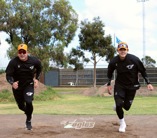 호주 캠프에서 훈련 중인 주현상과 윤대경(사진=한화)