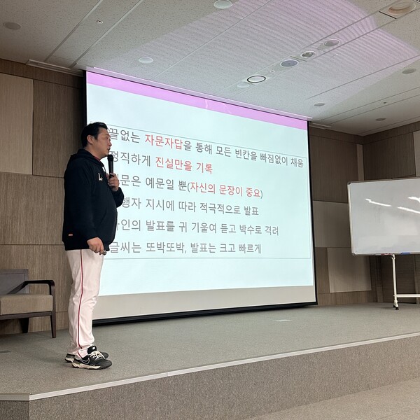 진행을 맡은 김이슬 코치(사진=SSG)