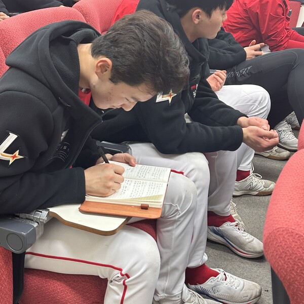 자신의 장점과 재능을 적는 선수단(사진=SSG)