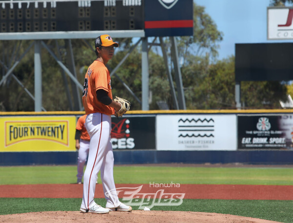 스프링캠프 첫 실전 등판에 나선 황준서(사진=한화)