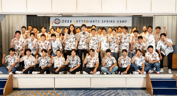 교류전을 치른 뒤 즐거운 시간을 보낸 롯데 선수단(사진=롯데)