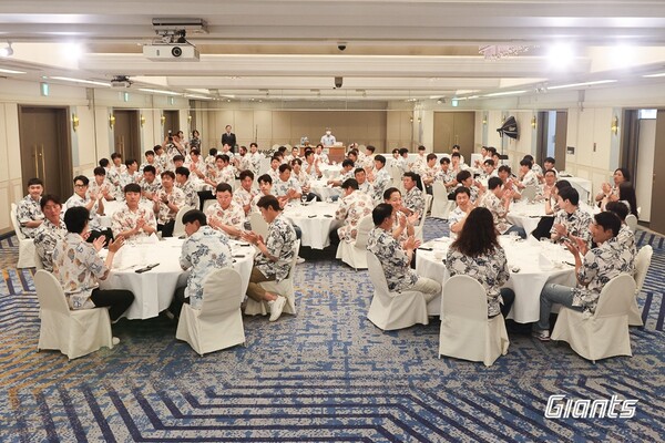 기념 만찬에 참석한 롯데 선수단(사진=롯데)
