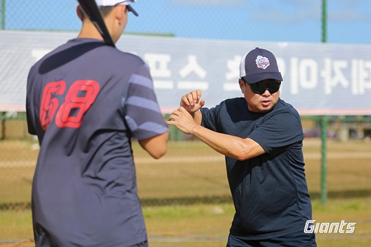 괌 1차 캠프에서 내야수 정대선을 지도 중인 김태형 롯데 감독(사진=롯데)