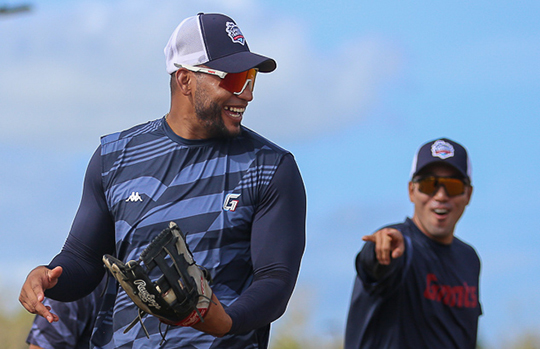 훈련 중인 레이예스(사진 왼쪽부터)와 전준우(사진=롯데)