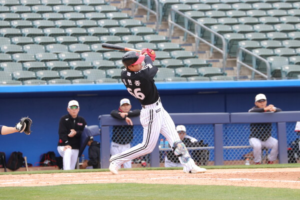 김현종의 호쾌한 스윙(사진=LG)